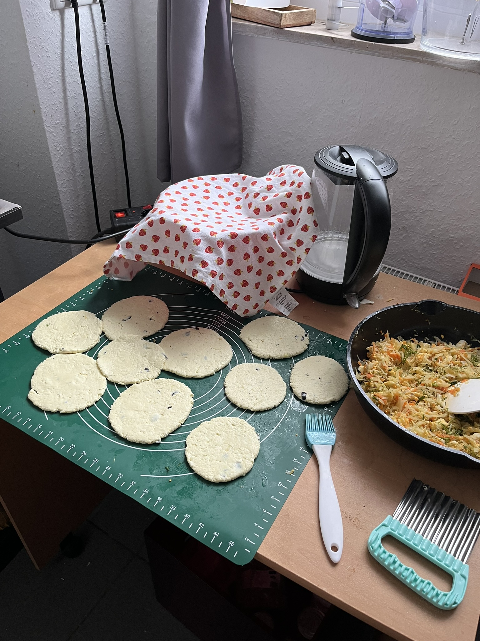 Пирожки с капустой и морковью на псевдомуке — шаг 1