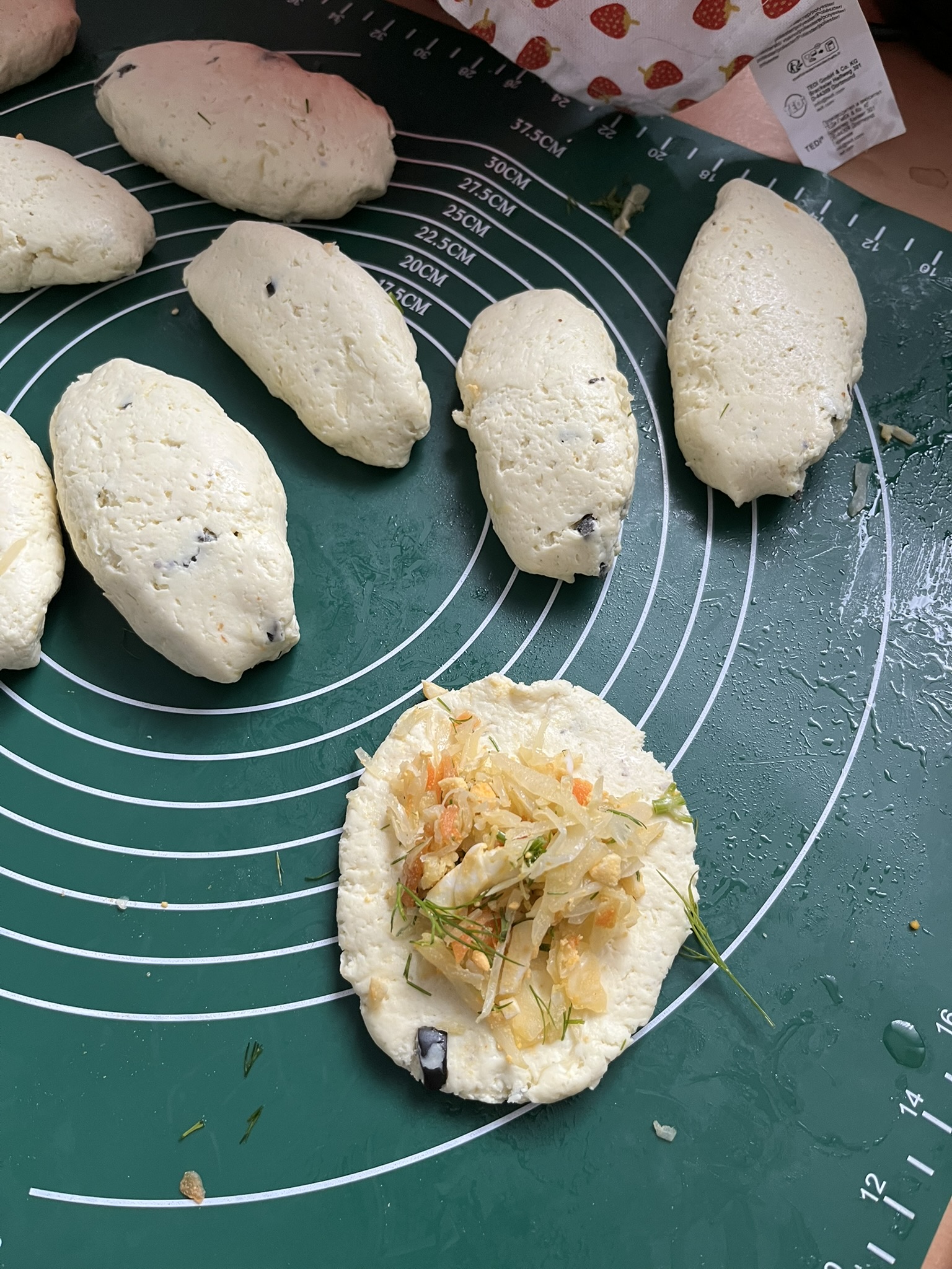 Пирожки с капустой и морковью на псевдомуке — шаг 2