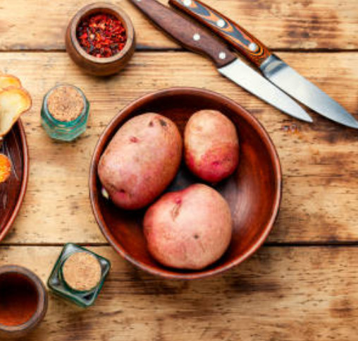 Картошка в деревянной миске