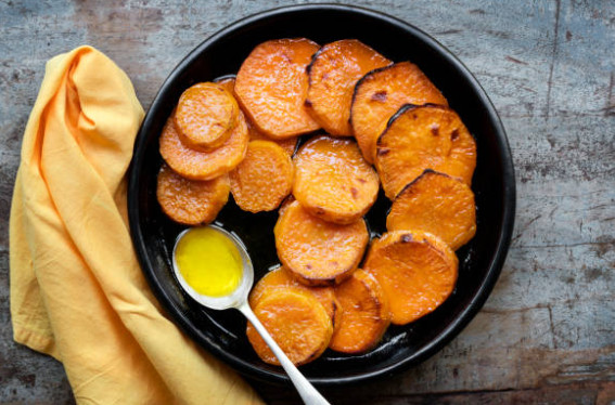 Запечённый диетический батат с маслом