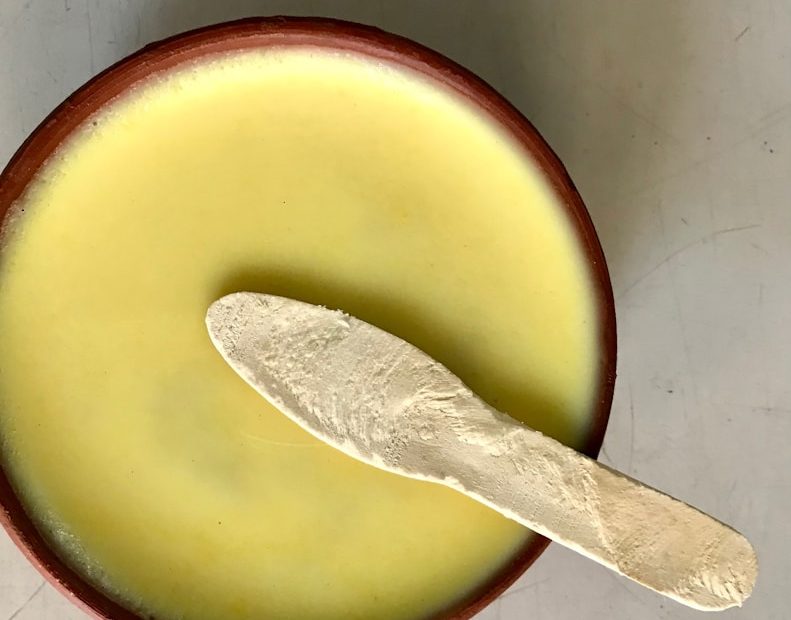 A spoon in a bowl with Суфле с белками и кабачком под лимонным соусом Полезный рецепт для диетического питания при ХПН, подагре и преддиабете — лёгкое, безопасное блюдо с учётом всех ограничений по белку, фосфору и сахару.
