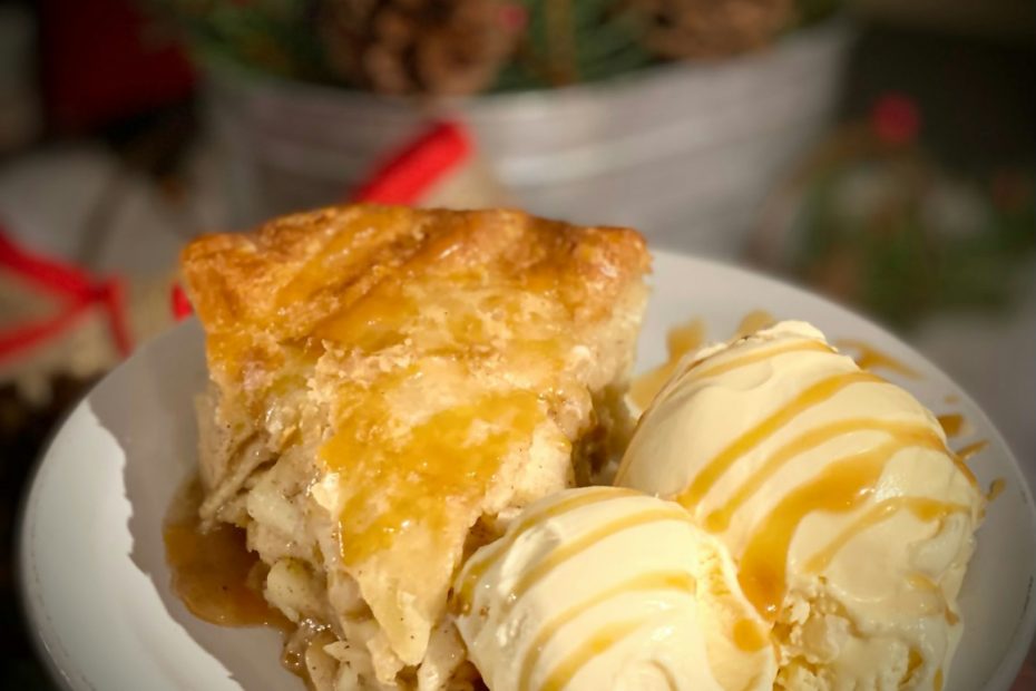 a piece of Snow Pie and ice cream on a plate Здоровое питание при ХПН — рецепт без избытка белка, фосфора и сахара.