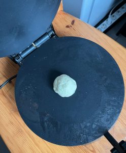 Вксные и нежные пирожки с капустой для гостей - раскатываем тесто в чапатнице