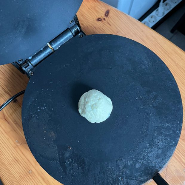 Вксные и нежные пирожки с капустой для гостей - раскатываем тесто в чапатнице