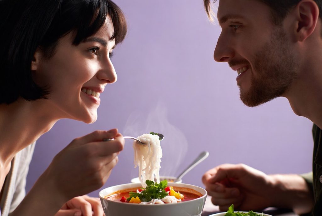 Томатный суп с рисовой вермишелью: легкая идея для вашего стола