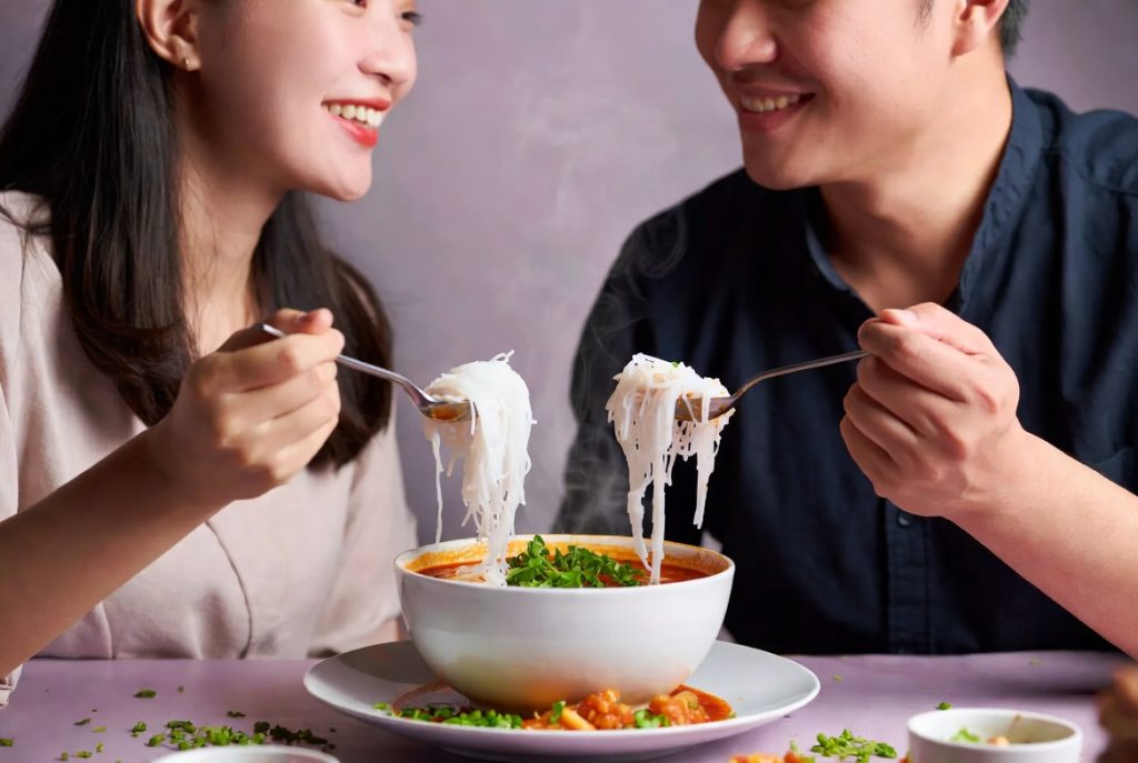 Томатный суп с рисовой вермишелью: легкая идея для вашего стола