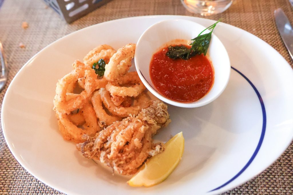 Fried calamari with tomato sauce is ready to eat.