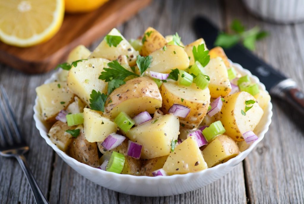 Картофельный салат с лимонной заправкой — максимум объёма за минимум денег