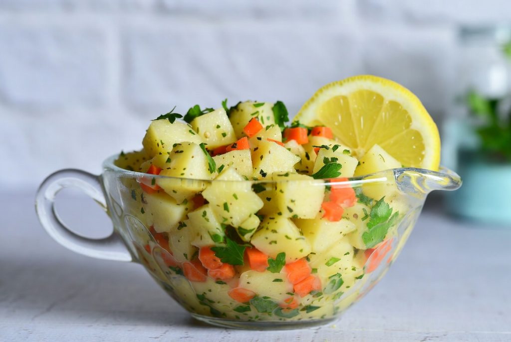 Картофельный салат с лимонной заправкой — максимум объёма за минимум денег