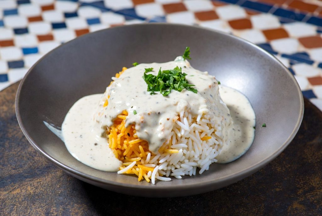 Индийский рис с йогуртовым соусом