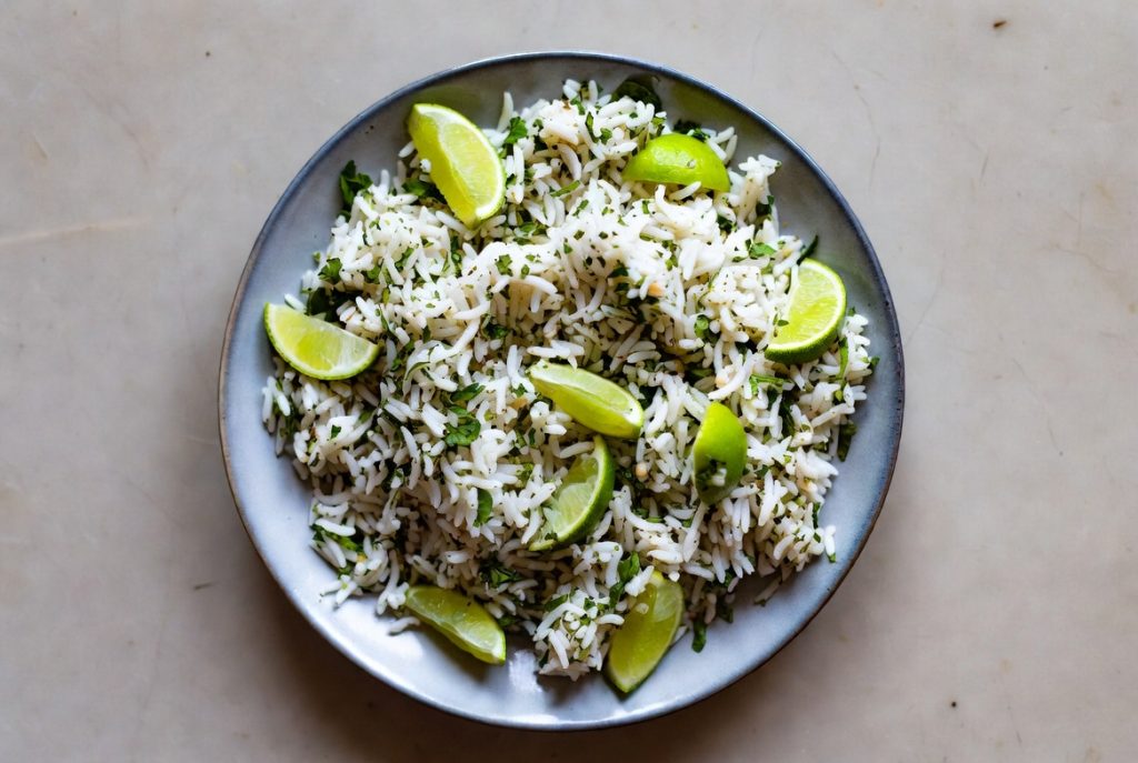 Индийский рис с зеленью и лаймом