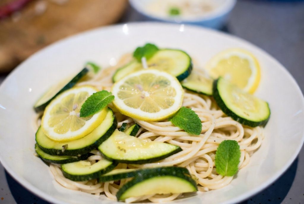 Паста с цукини, лимоном и мятой