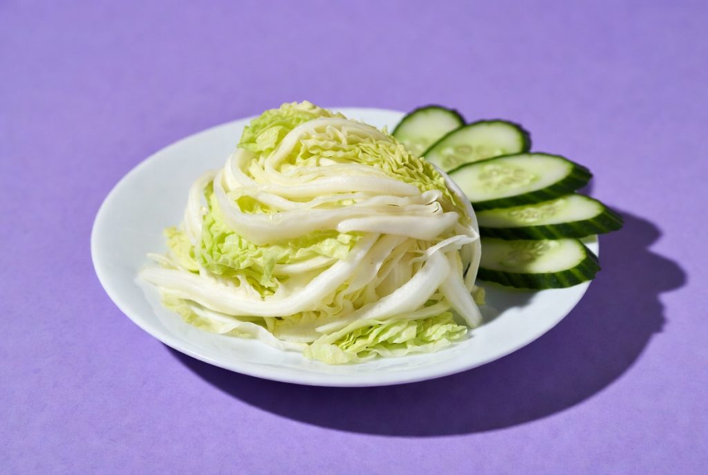 Салат из пекниской капусты с огурцом