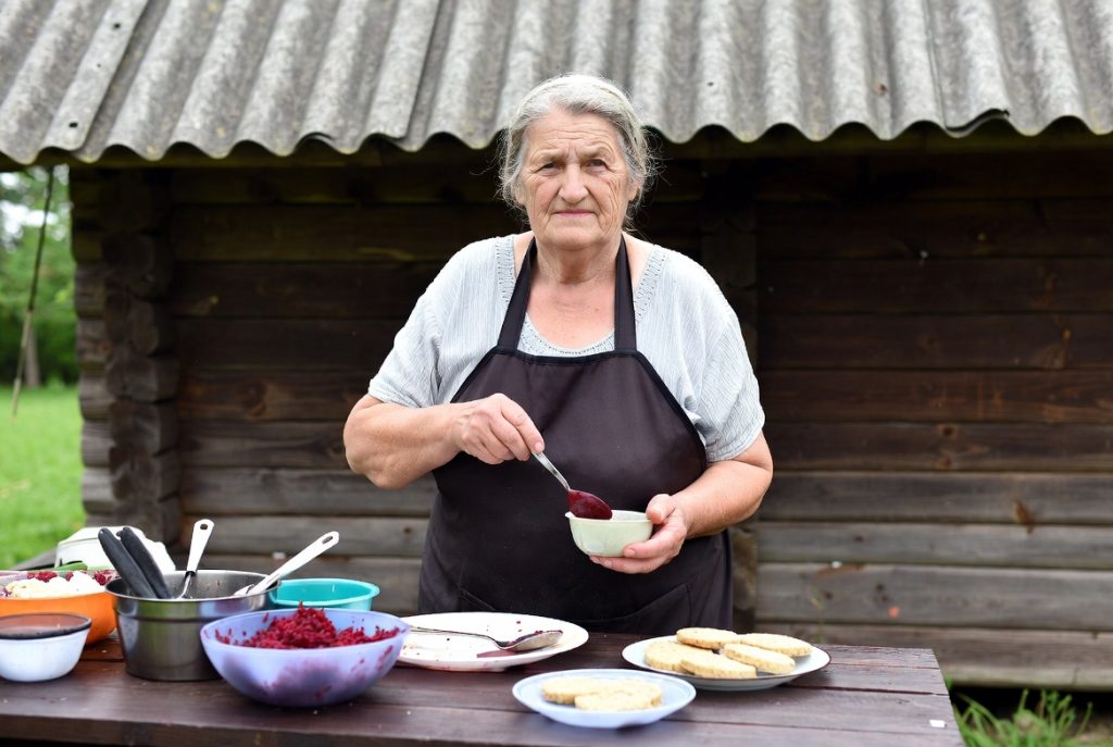 Свекольные котлеты на тарелке